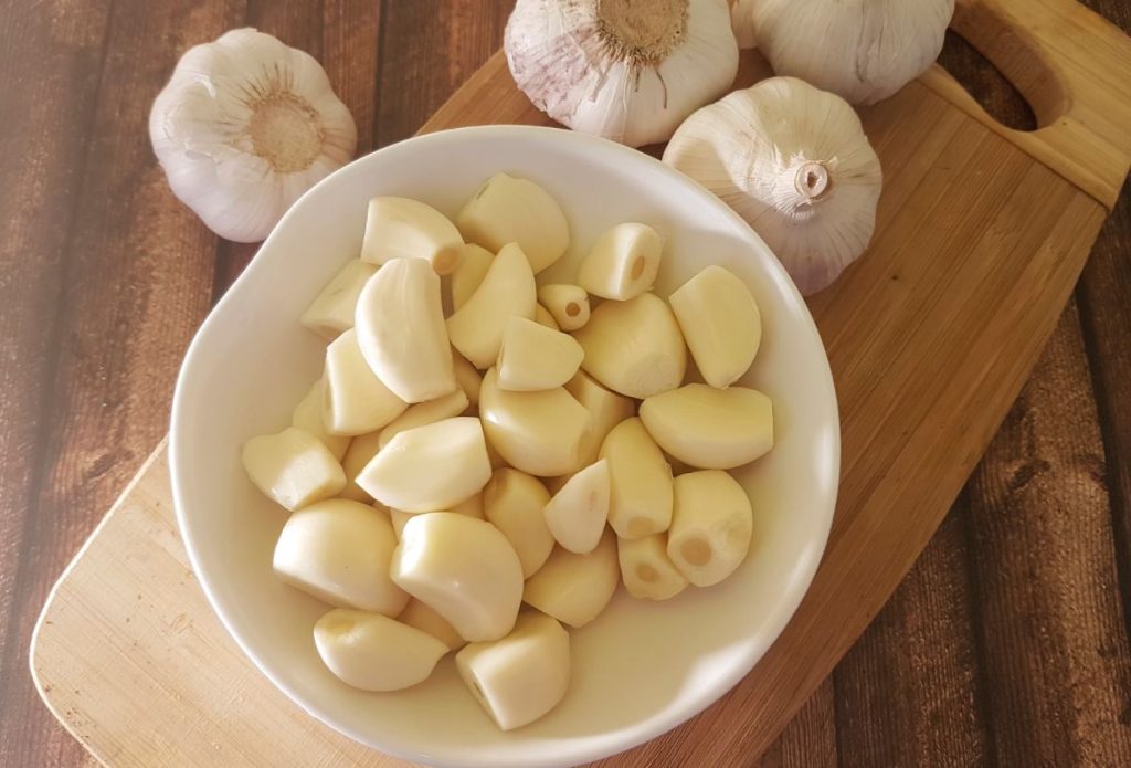 A bowl of garlic cloves