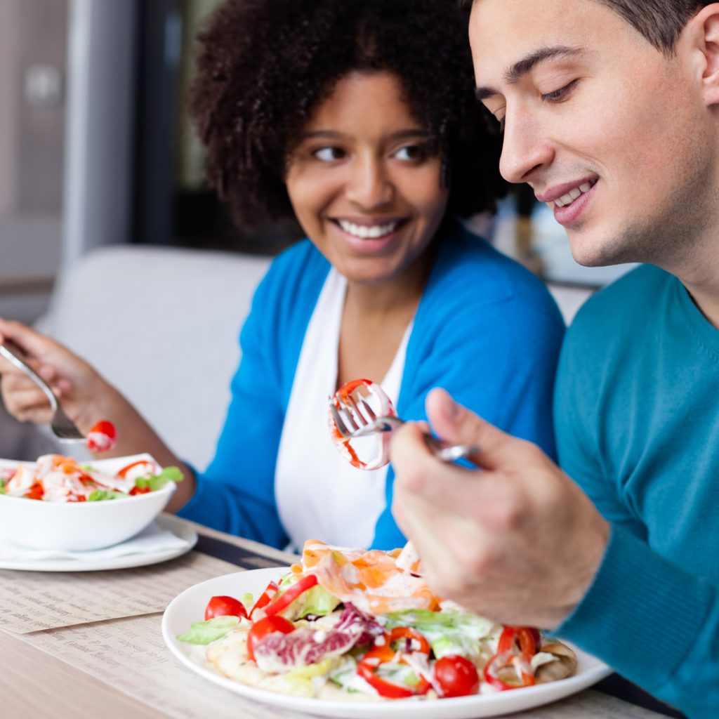 couple eating a salad - tips for low carb diet