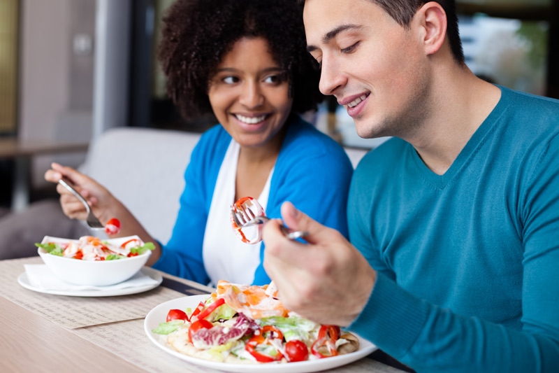 couple eating a healthy lunch